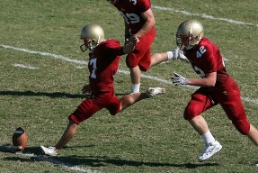 国王主教练强调保持进攻节奏是关键，国王现在的主教练