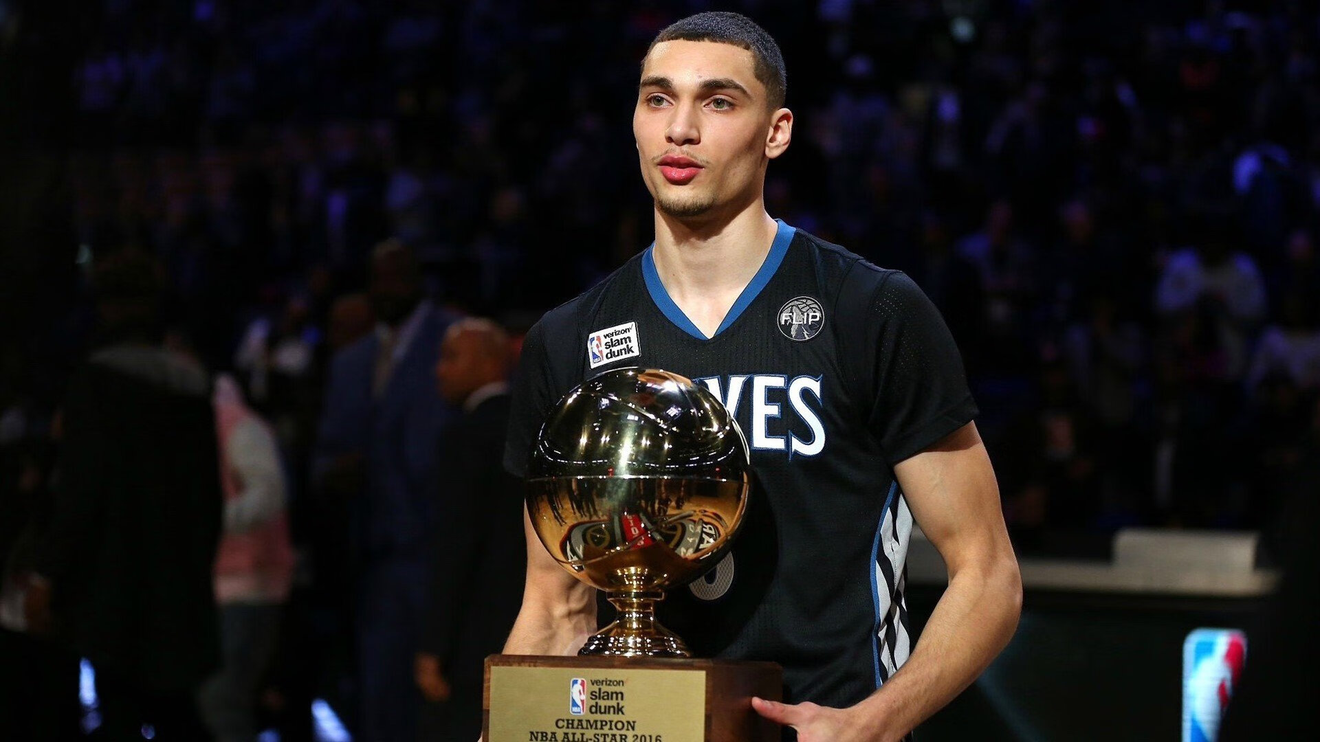 拉齐奥持续控球牵引对方整体移动，拉齐奥的传奇球员